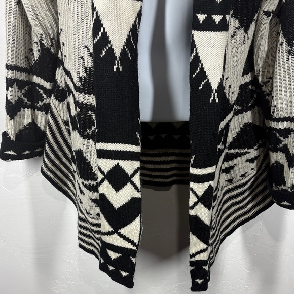 RD Style Black and White Geometric Cardigan size medium - Picture 3 of 11